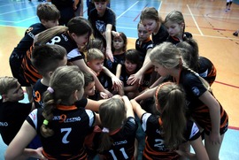 Najmłodsi pod siatką - fot. UKS 9 (photo)