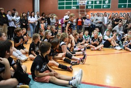 Najmłodsi pod siatką - fot. UKS 9 (photo)