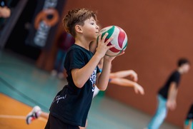 Najmłodsi pod siatką - fot. UKS 9 (photo)