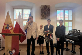  (photo)